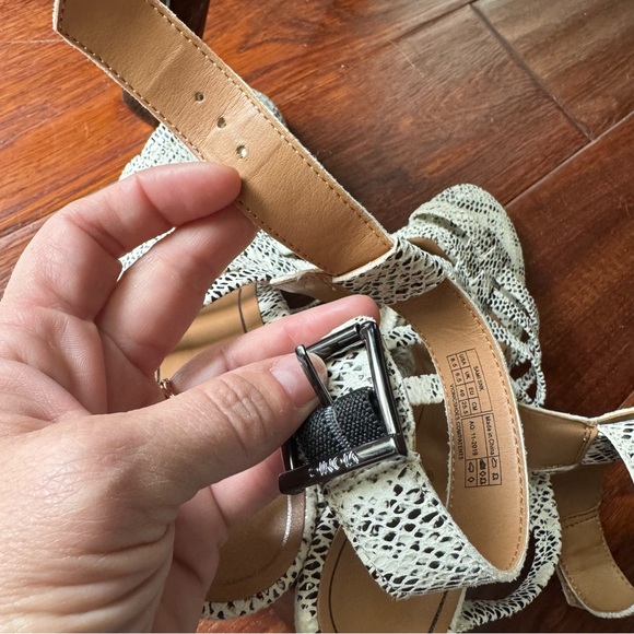 Vionic Black and Cream Strappy Sandals - Picture 7 of 9